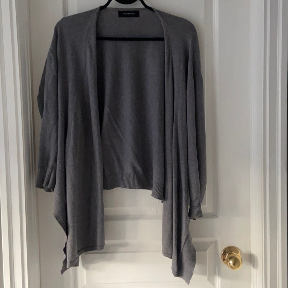 🧵 3/$25 - Jones New York grey low high cardigan